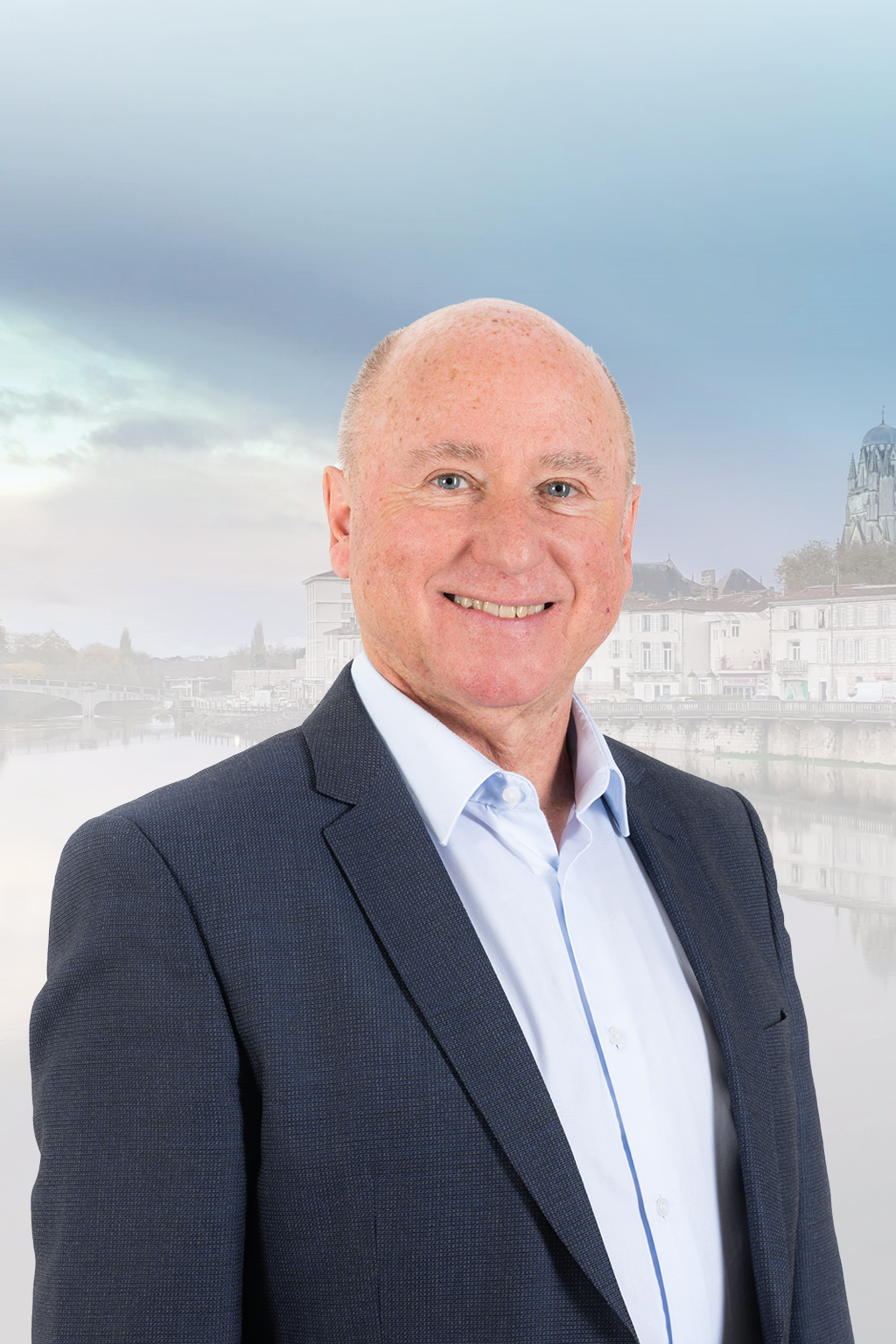 Photo portrait de Jean-Philippe Machon devant une vue des quais de la Ville de Saintes